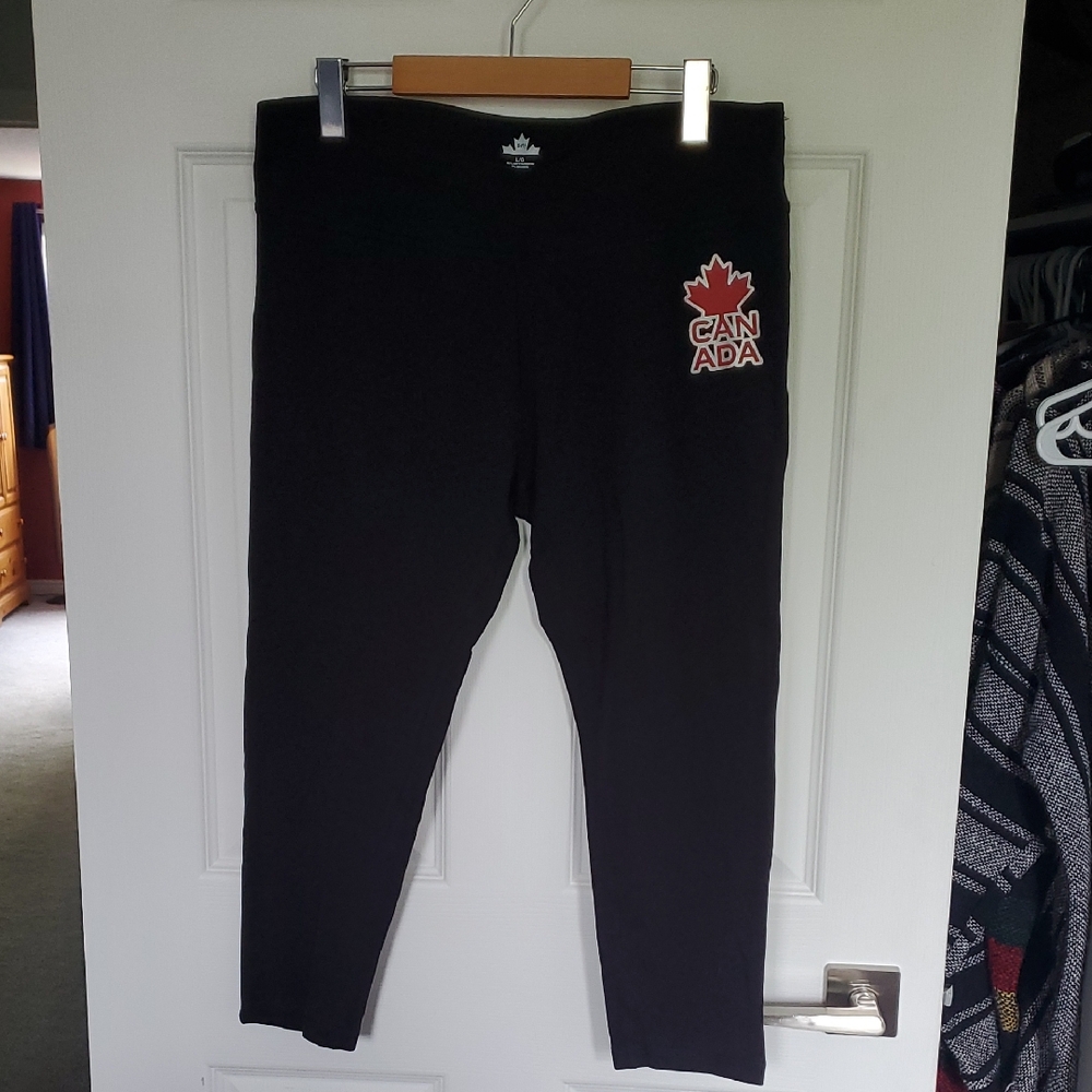 Canada Women's Black Capri Leggings